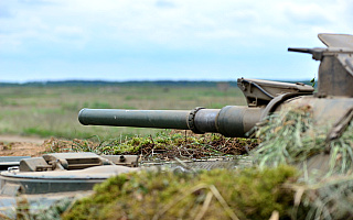 Inscenizacja współczesnej bitwy czołgów i rodzinny piknik na poligonie koło Orzysza